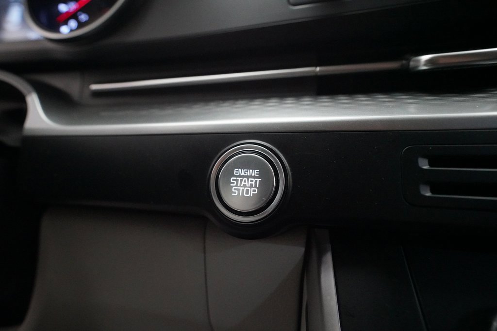 Certified 2024 Kia Carnival LX image 31