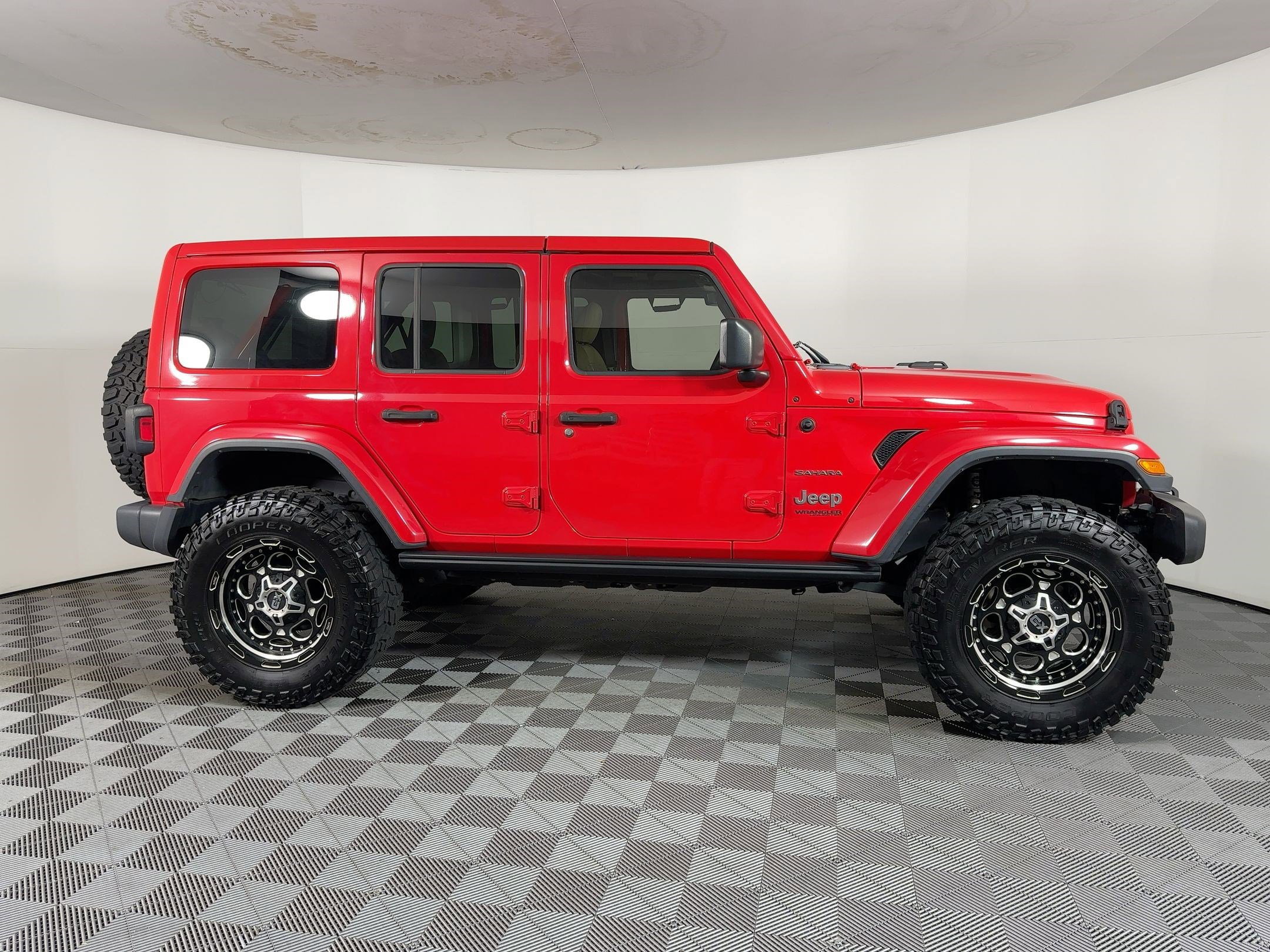 Used 2018 Jeep Wrangler Unlimited Sahara image 8