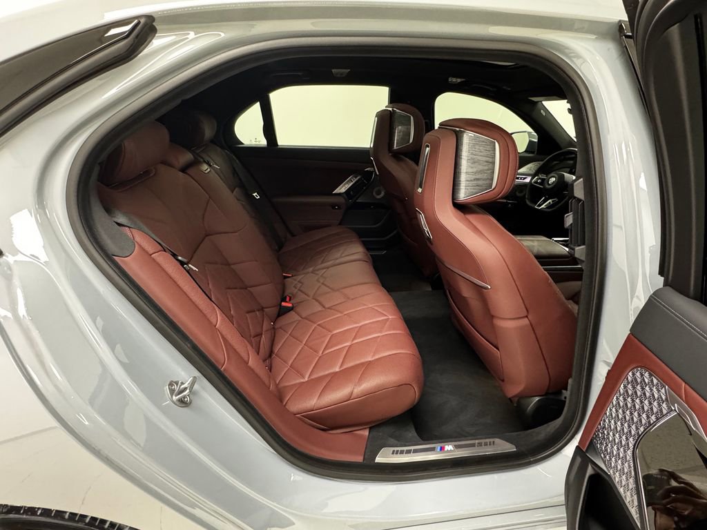 Used 2023 BMW 760i xDrive w/ Executive Package image 17