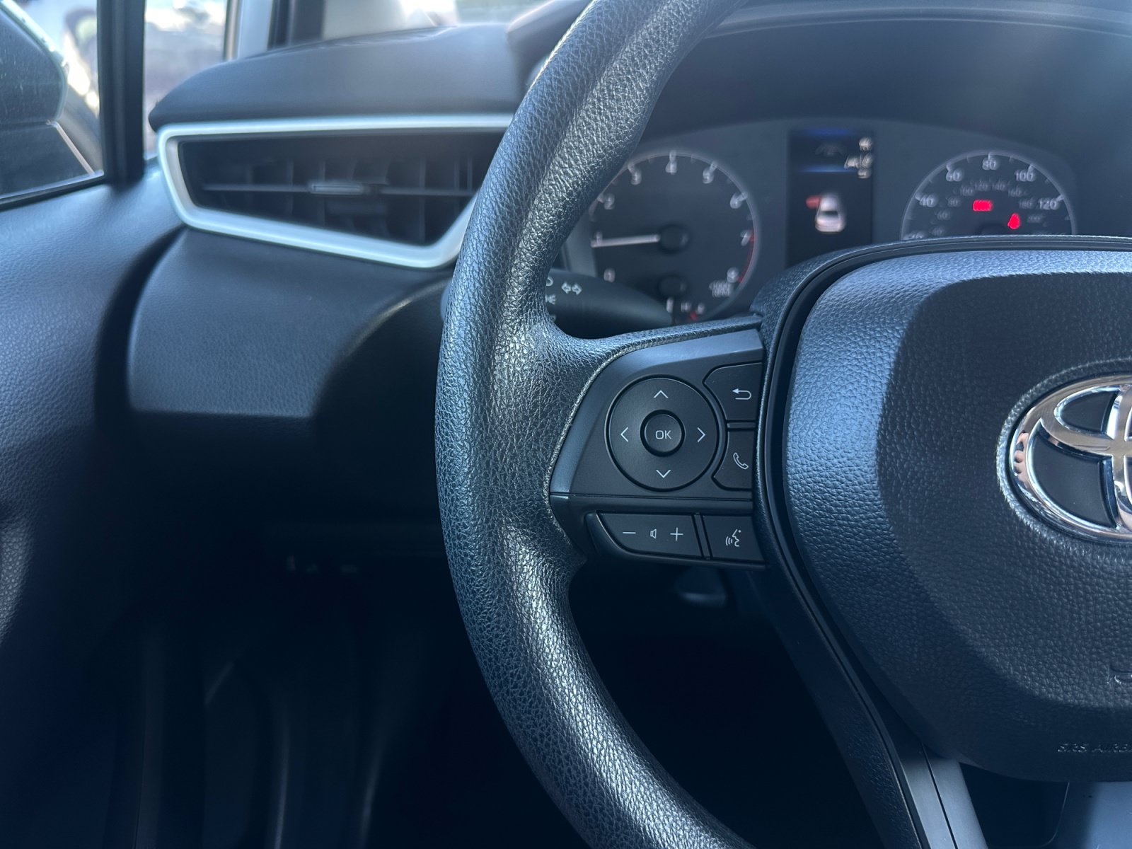 Used 2025 Toyota Corolla LE FWD image 18