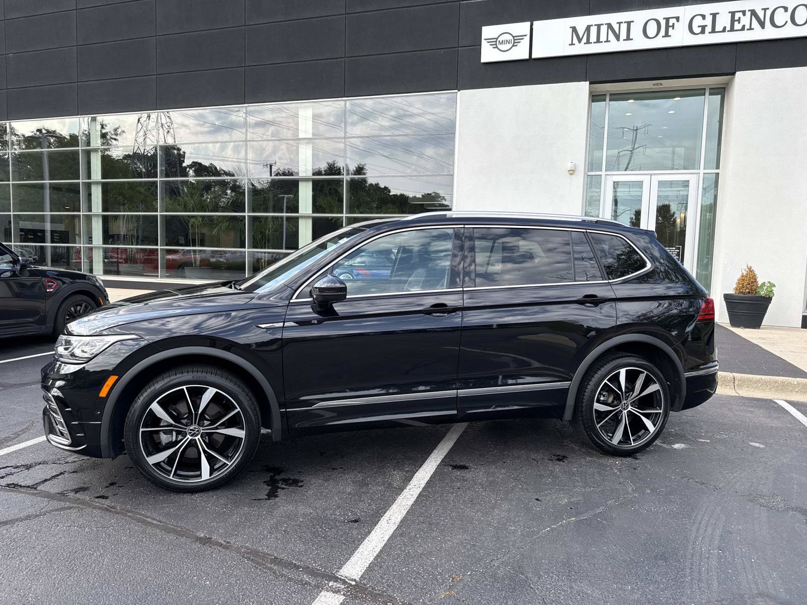 Used 2024 Volkswagen Tiguan SEL R-Line AWD/4WD image 2