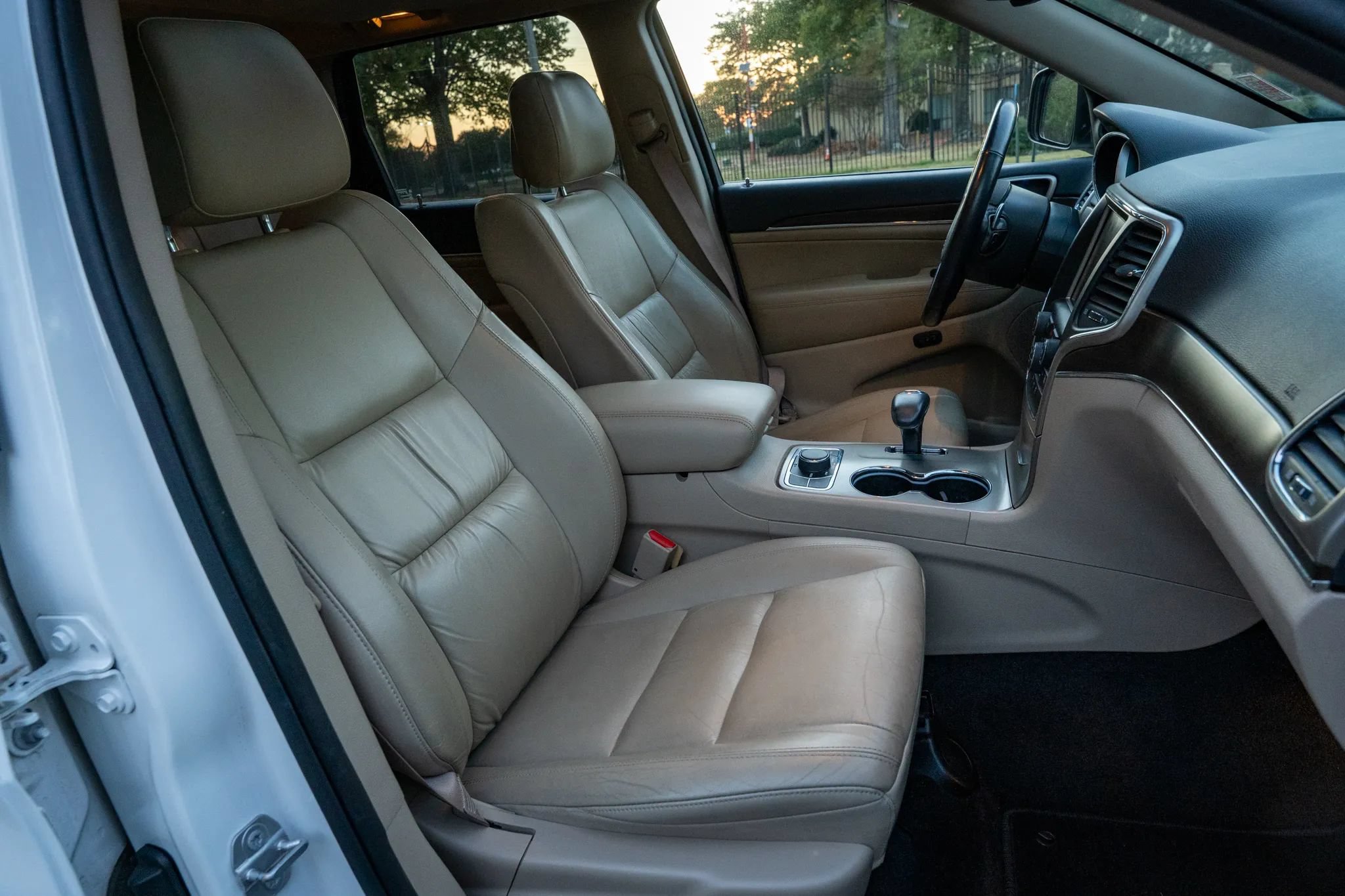 Used 2015 Jeep Grand Cherokee Limited AWD/4WD image 16