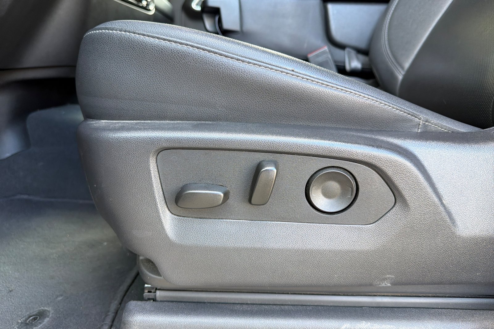 Used 2025 GMC Sierra 1500 SLT AWD/4WD image 15