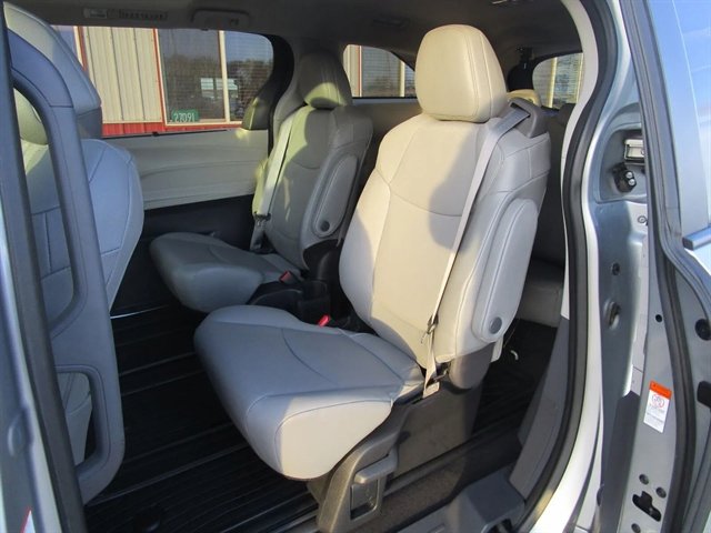 Used 2023 Toyota Sienna XLE AWD/4WD image 12