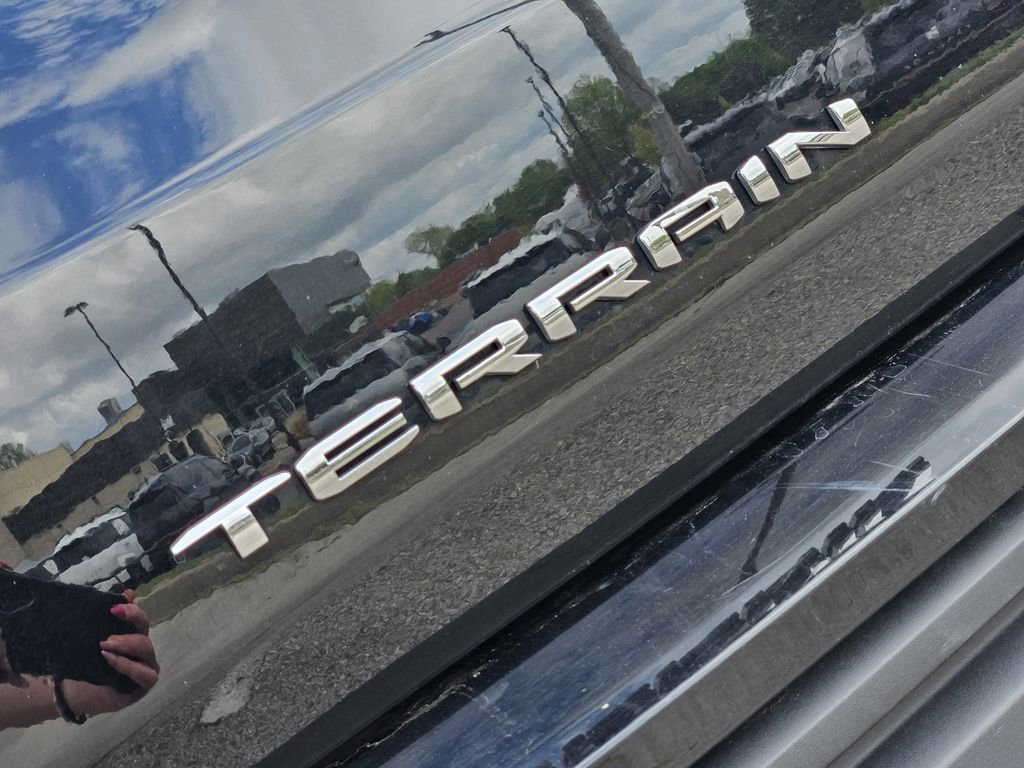 Used 2024 GMC Terrain SLE image 7