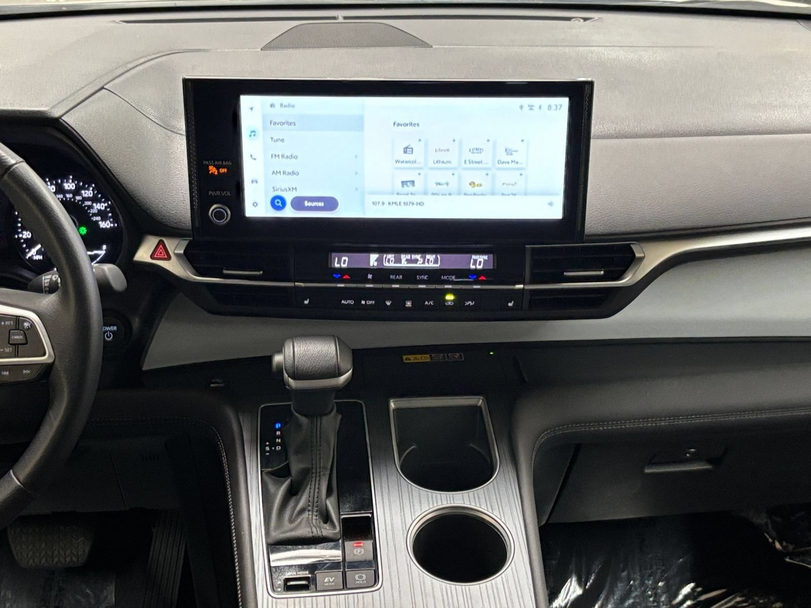 Used 2025 Toyota Sienna XLE FWD image 16