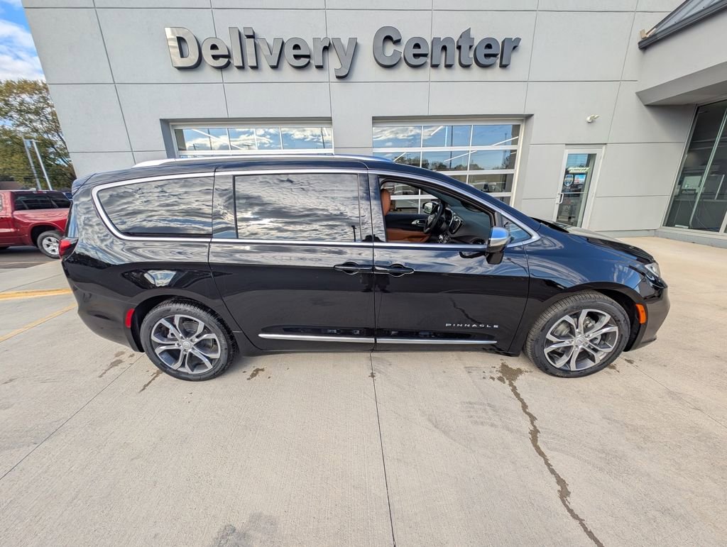 New 2026 Chrysler Pacifica Pinnacle w/ Trailer Tow Group FWD image 4
