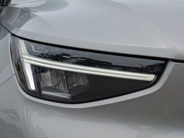 Certified 2025 Volvo XC40 B5 Plus AWD/4WD image 13
