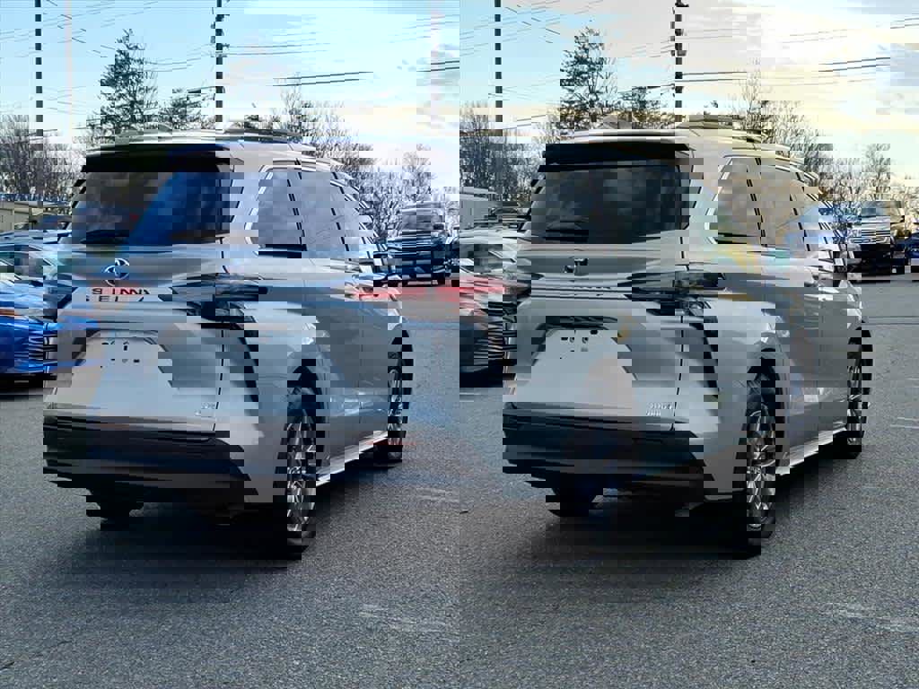 Used 2021 Toyota Sienna LE w/ LE Plus Package image 5