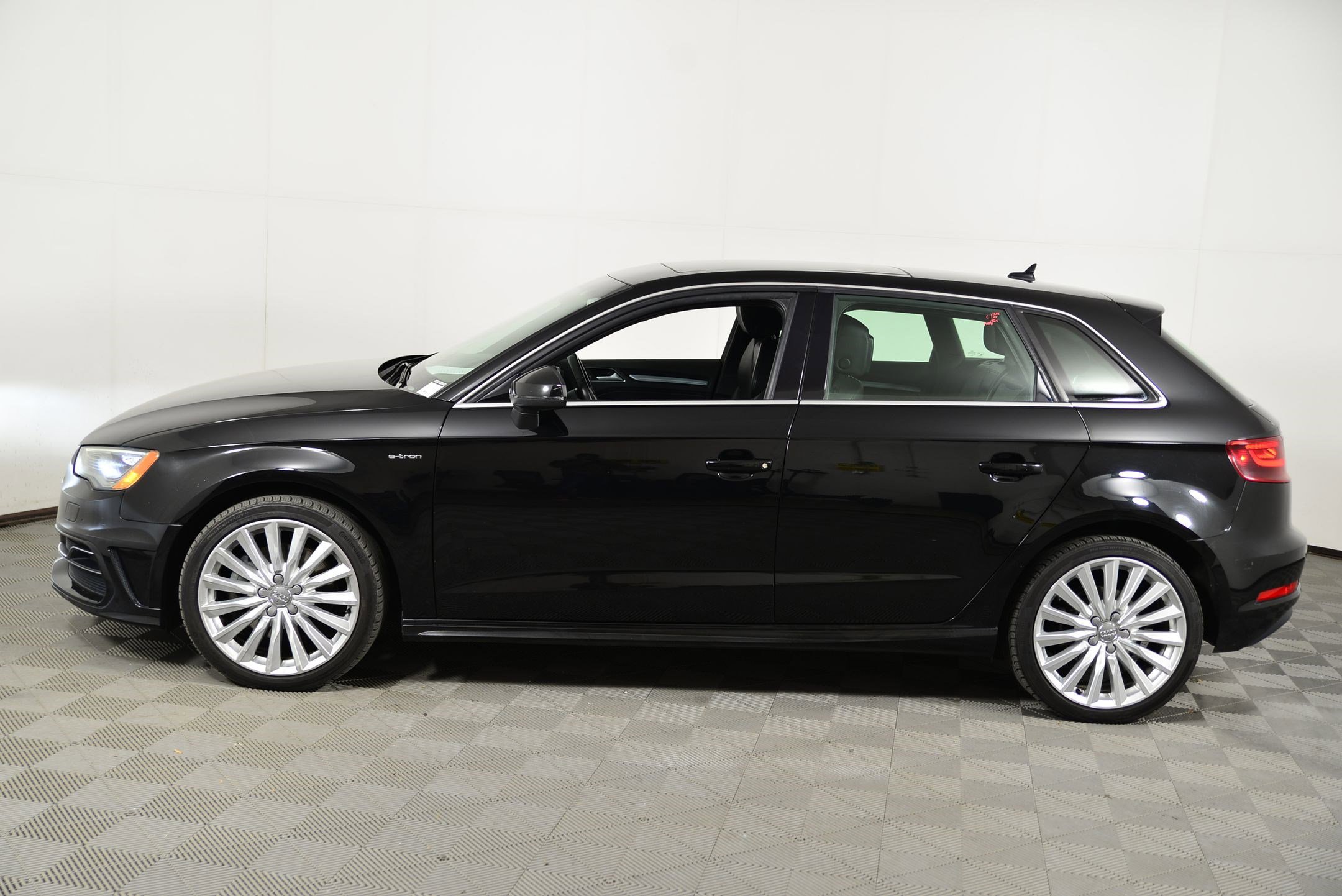 Used 2016 Audi A3 e-tron Premium Plus w/ Premium Plus Package image 2