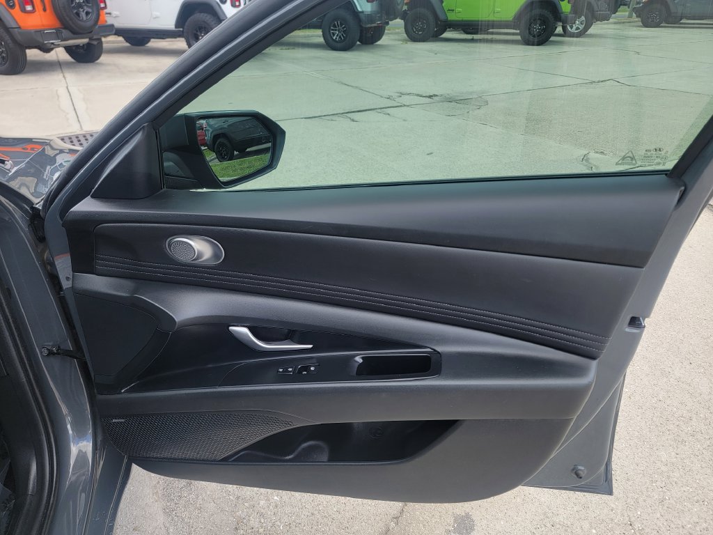 Used 2025 Hyundai Elantra Limited FWD image 13