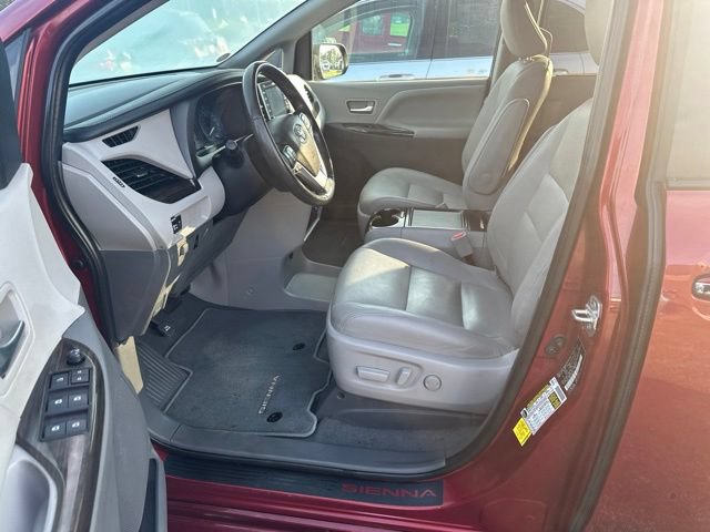 Used 2020 Toyota Sienna XLE w/ Carpet Mat Package FWD image 13