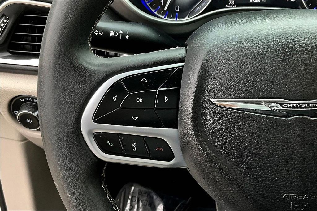 Used 2023 Chrysler Pacifica Touring-L image 10