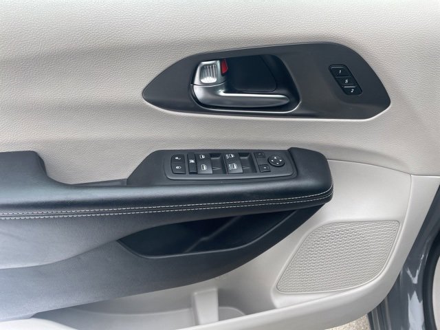 Used 2022 Chrysler Pacifica Touring-L image 19