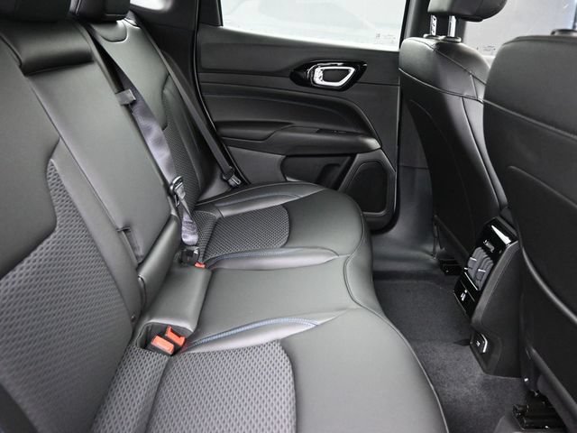 New 2025 Jeep Compass Latitude w/ Convenience Group AWD/4WD image 17
