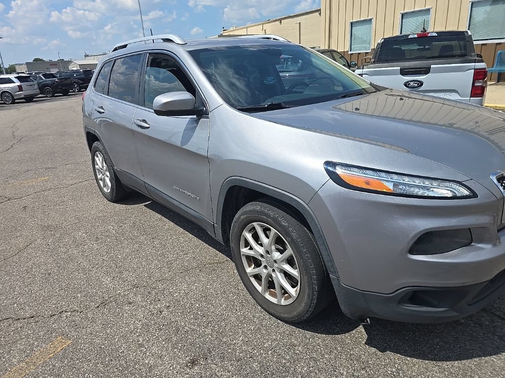 Used 2017 Jeep Cherokee Latitude FWD image 1