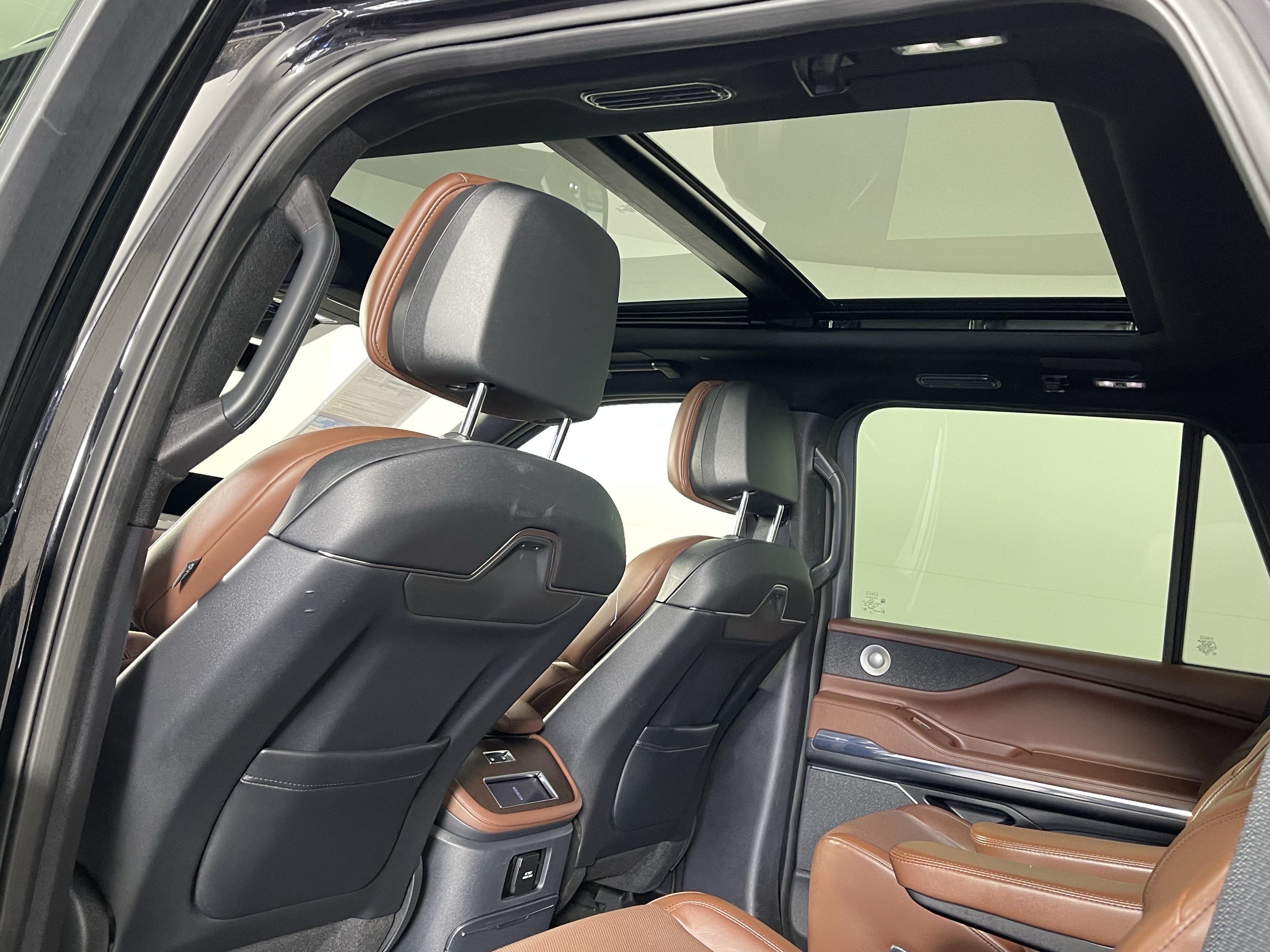 Used 2025 Lincoln Navigator Reserve AWD/4WD image 16