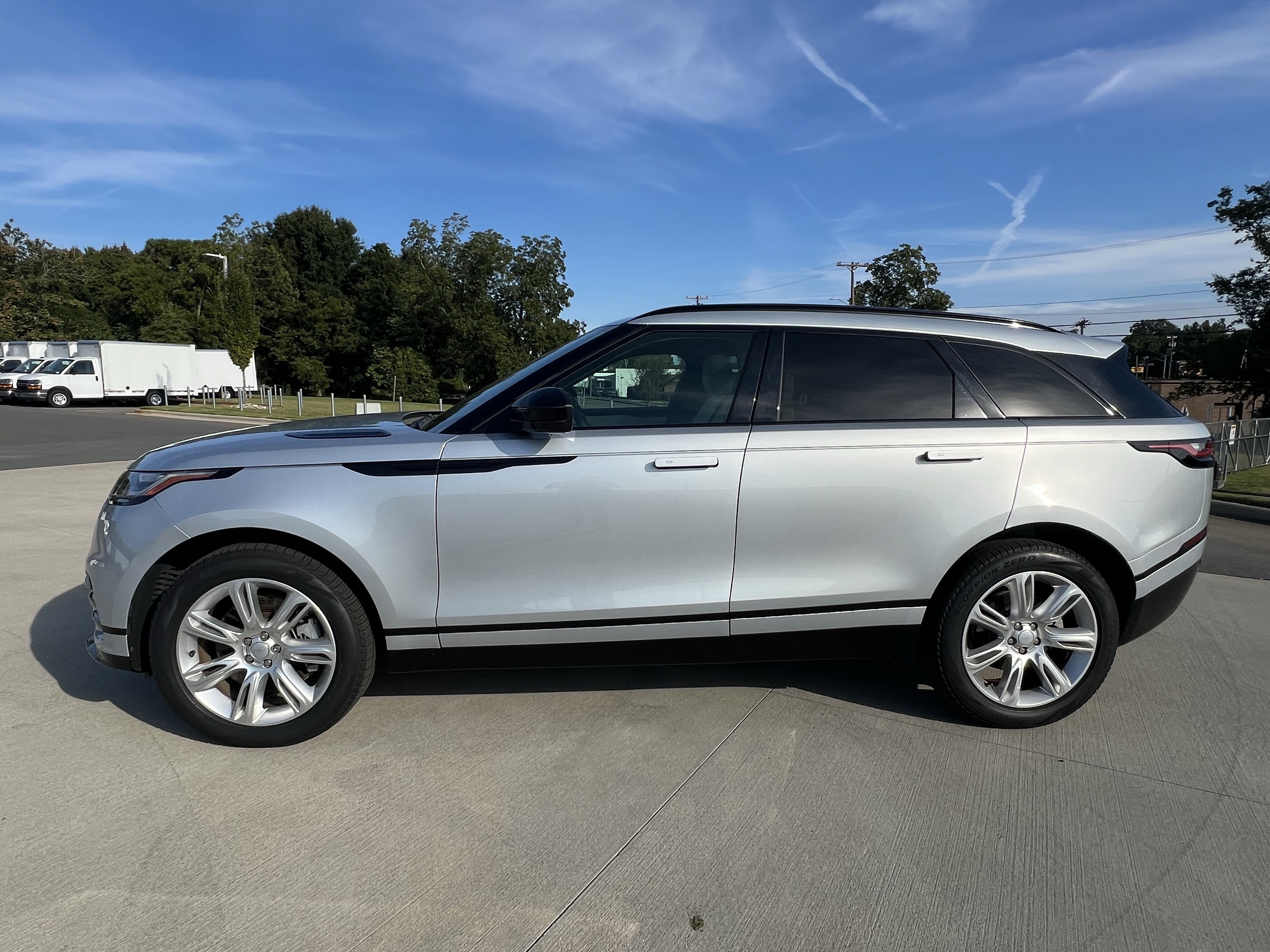Used 2023 Land Rover Range Rover Velar R-Dynamic S image 4