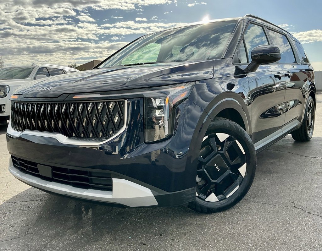 Used 2025 Kia Carnival EX image 3