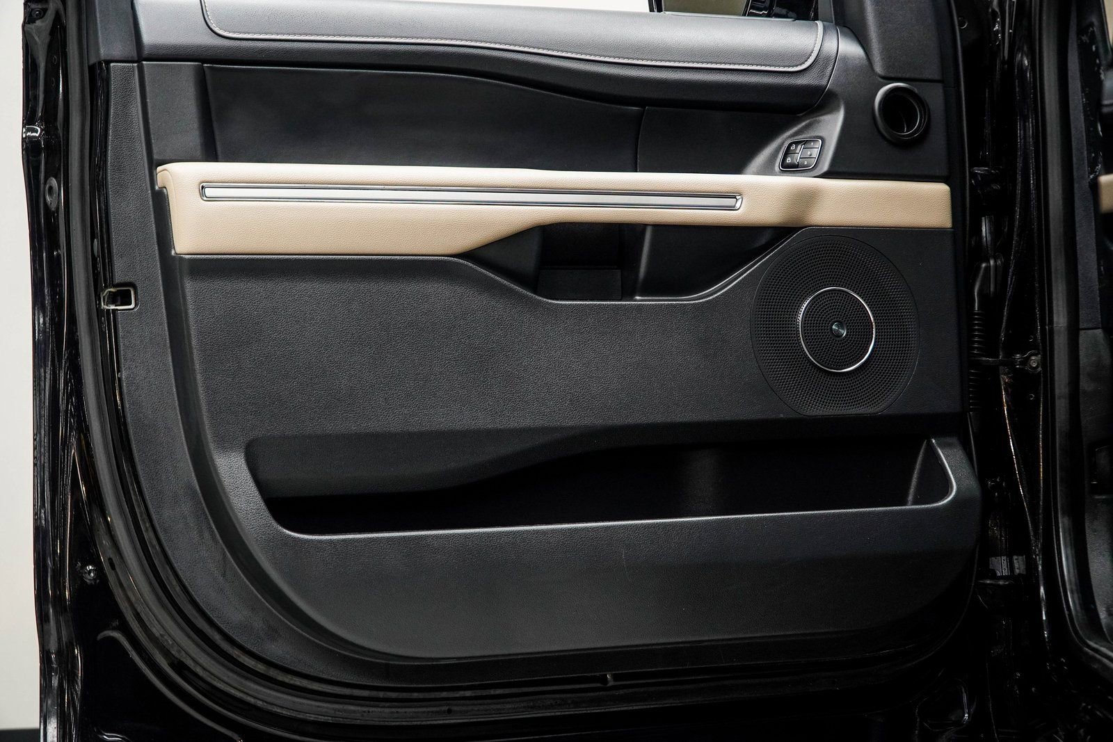 Used 2024 Ford Expedition Limited AWD/4WD image 32