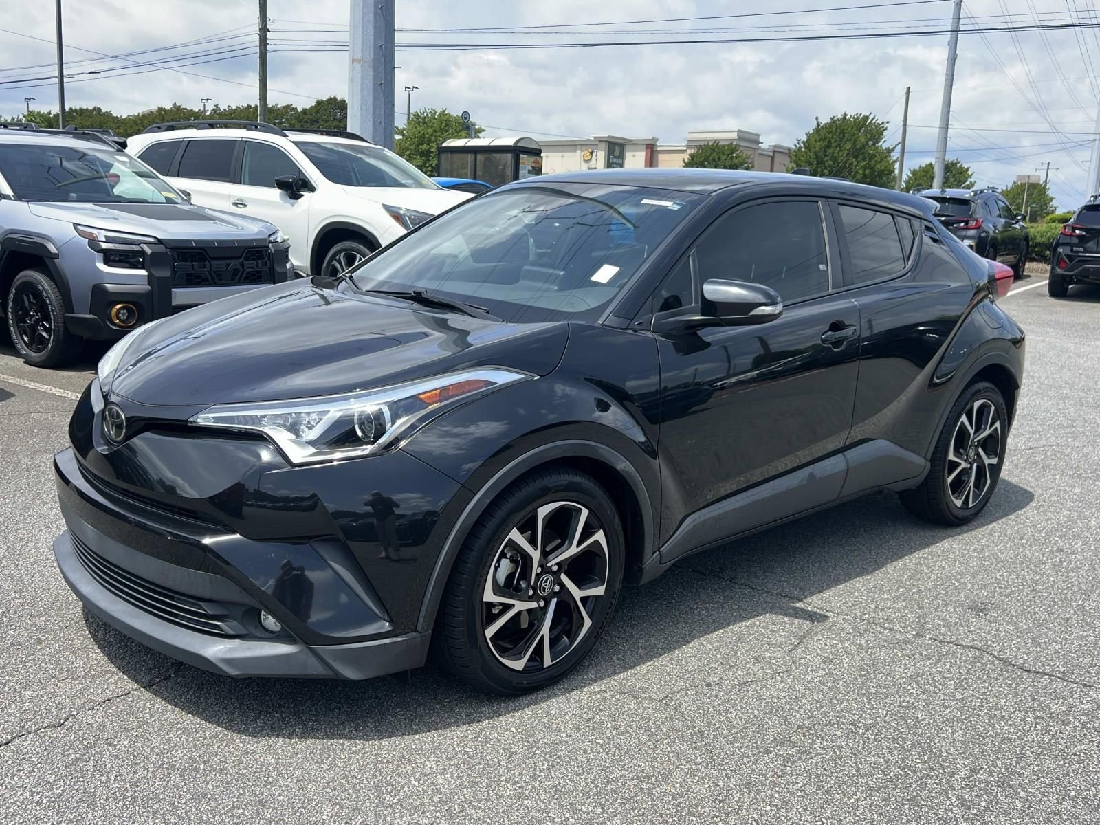 Used 2019 Toyota C-HR XLE FWD image 3