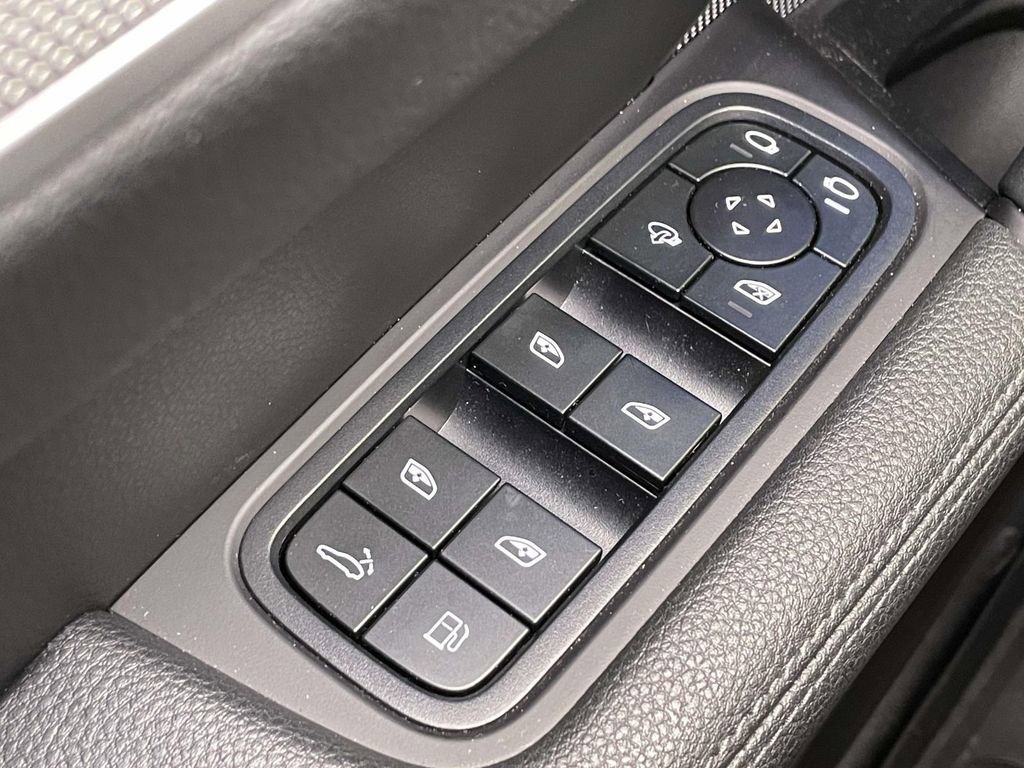 Used 2025 Porsche Cayenne S image 39