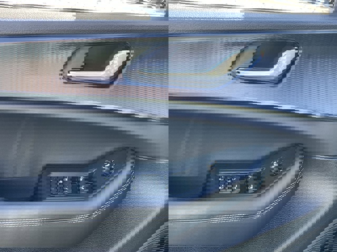 New 2025 Jeep Grand Cherokee Altitude image 13