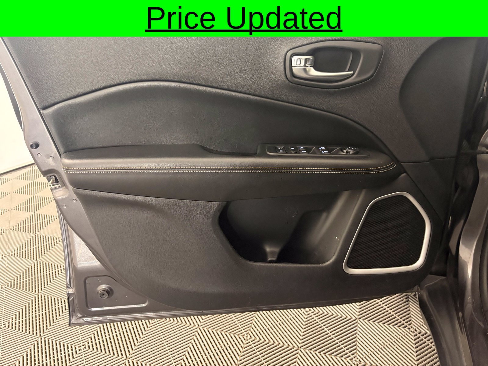 Used 2020 Jeep Compass Latitude AWD/4WD image 2