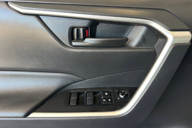 Used 2025 Toyota RAV4 LE AWD/4WD image 14