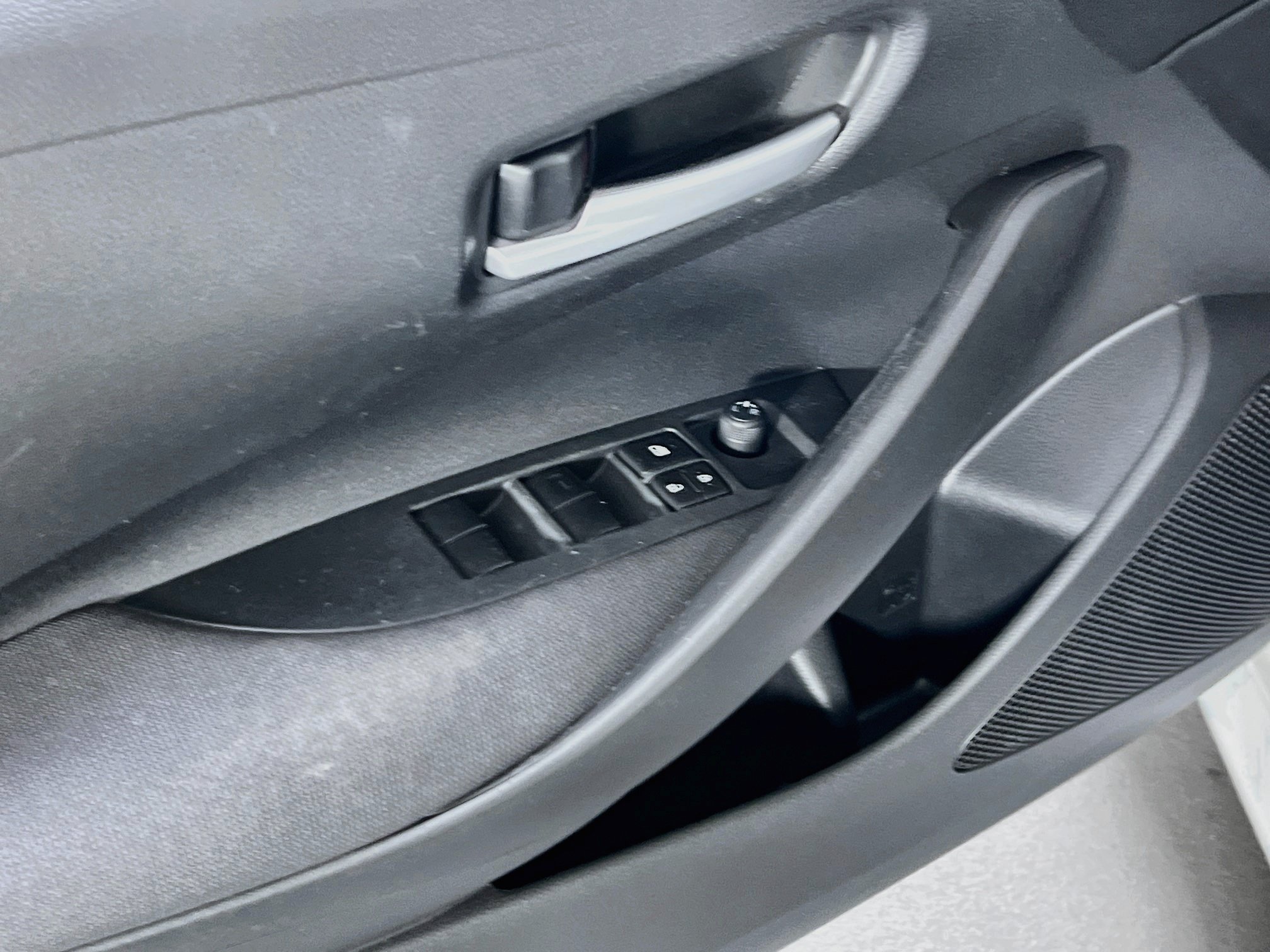 Used 2020 Toyota Corolla LE FWD image 17