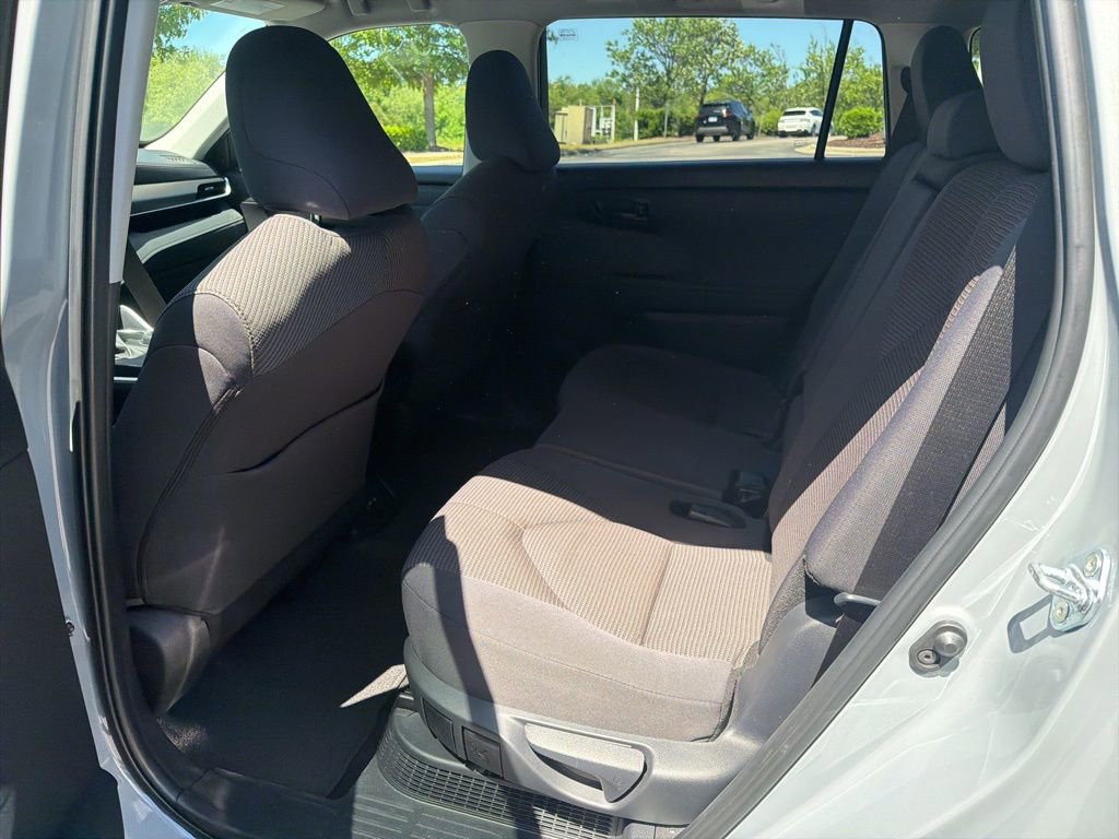 Used 2024 Toyota Highlander LE FWD image 8