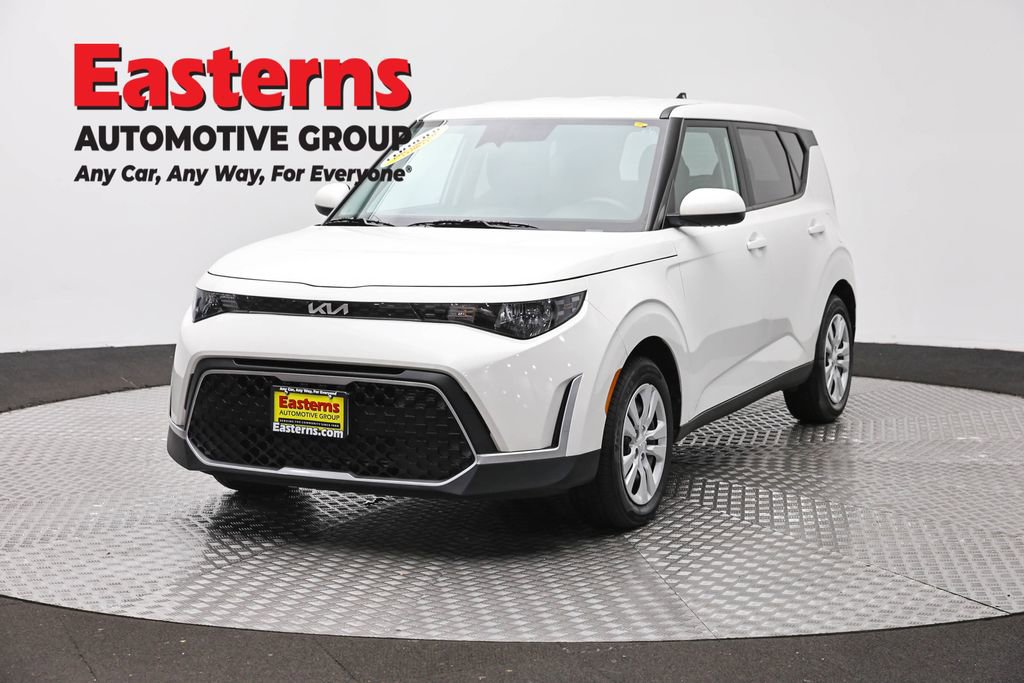 Used 2023 Kia Soul LX FWD image 1