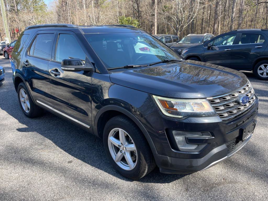 Used 2017 Ford Explorer XLT w/ Equipment Group 201A AWD/4WD image 11