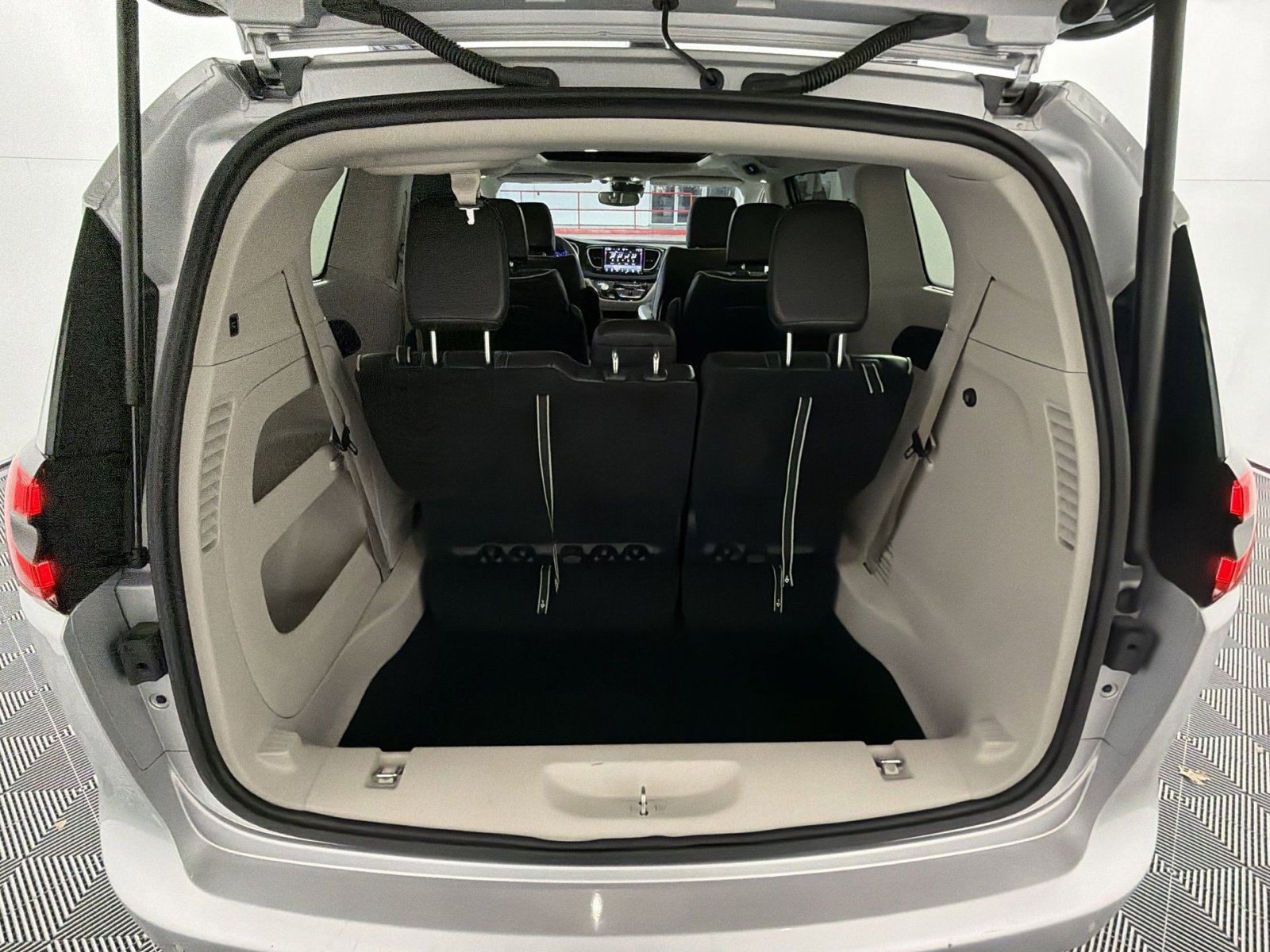 Used 2024 Chrysler Pacifica Limited image 27