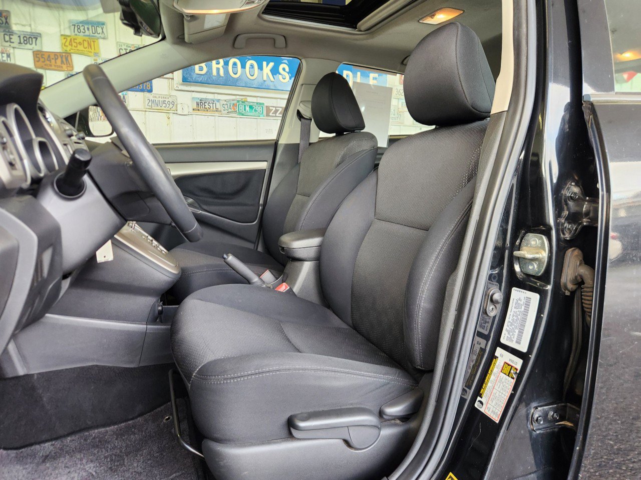 Used 2010 Pontiac Vibe w/ Sun And Sound Package image 4