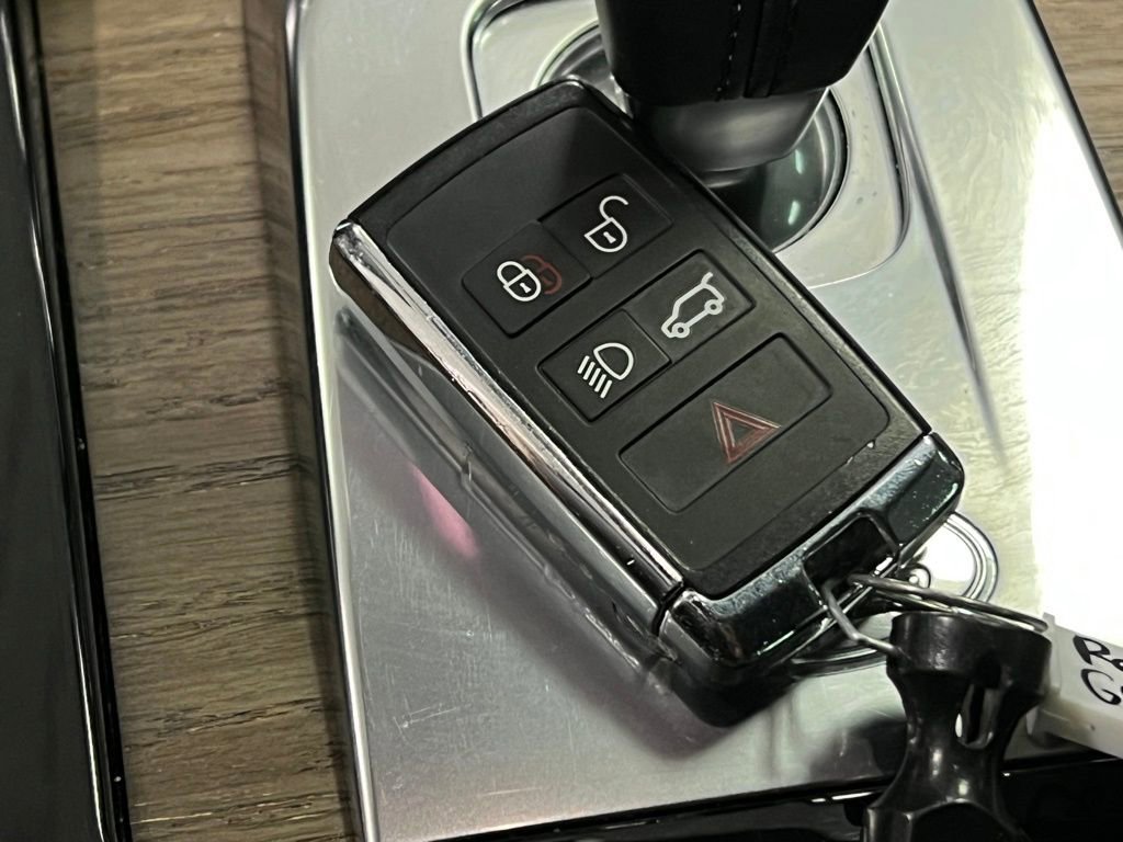 Used 2020 Land Rover Discovery Sport SE image 27