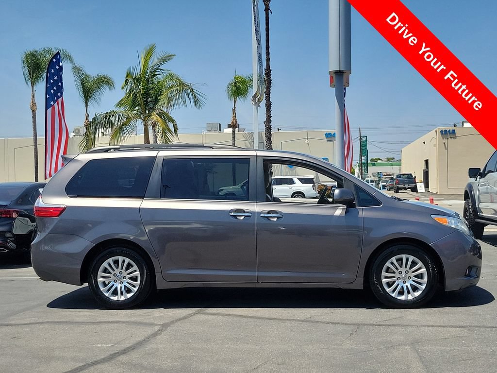 Used 2017 Toyota Sienna XLE w/ XLE Navigation Package FWD image 3