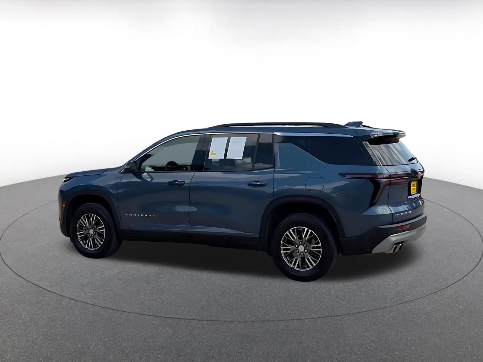 Used 2025 Chevrolet Traverse LT AWD/4WD image 4