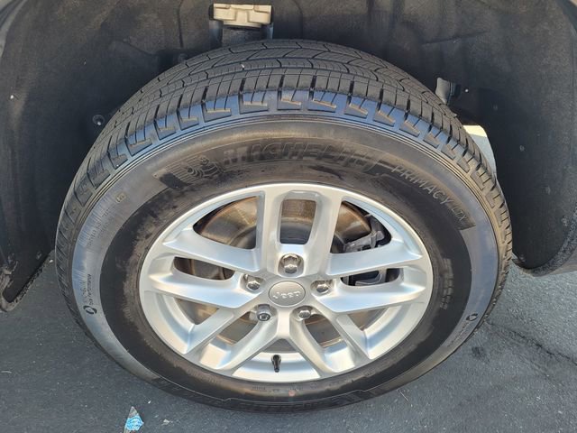 Used 2023 Jeep Grand Cherokee L Laredo RWD image 27