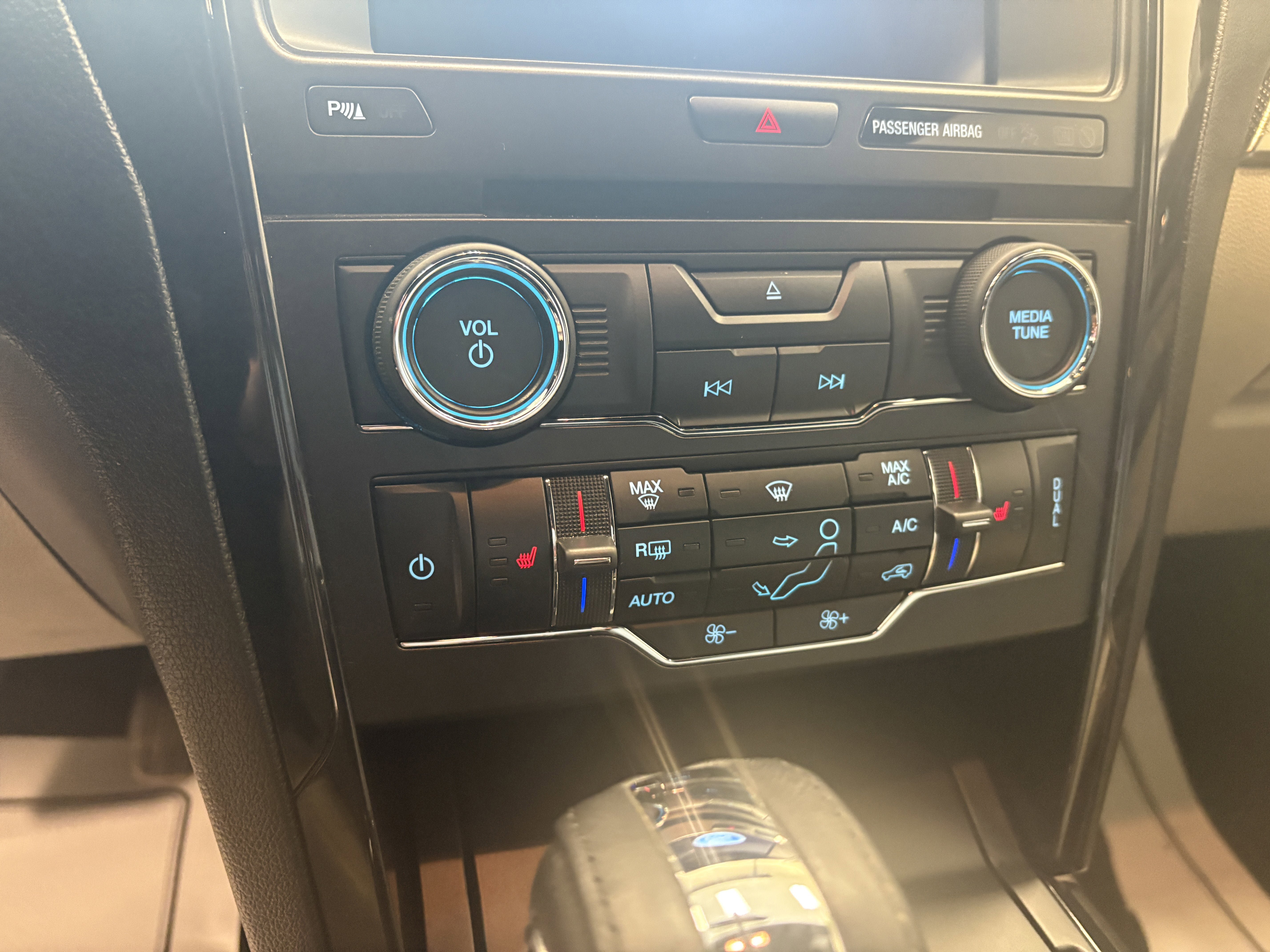 Used 2018 Ford Explorer XLT w/ Equipment Group 202A AWD/4WD image 7