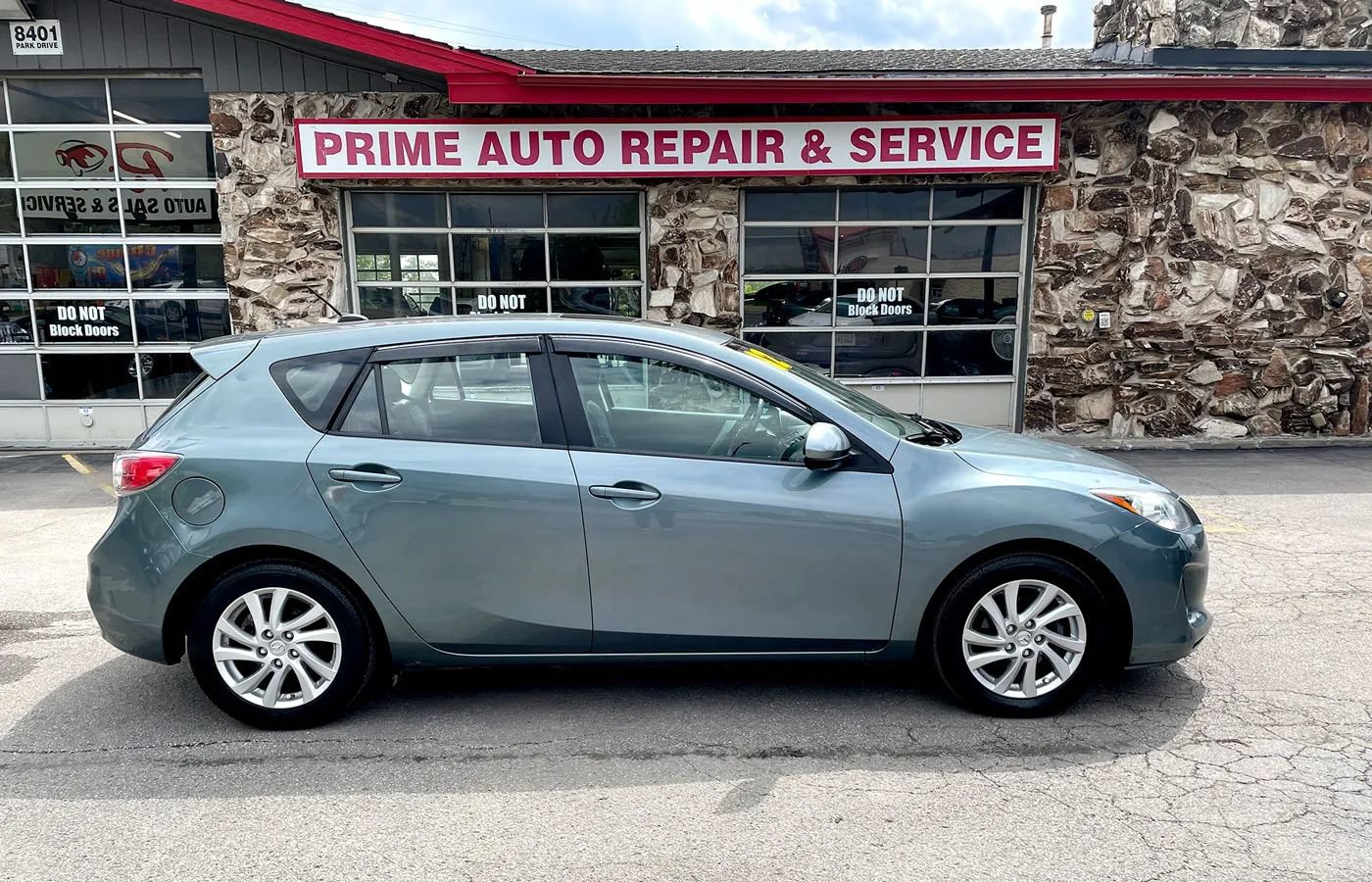 Used 2012 MAZDA MAZDA3 i Grand Touring w/ Tech Pkg FWD image 8