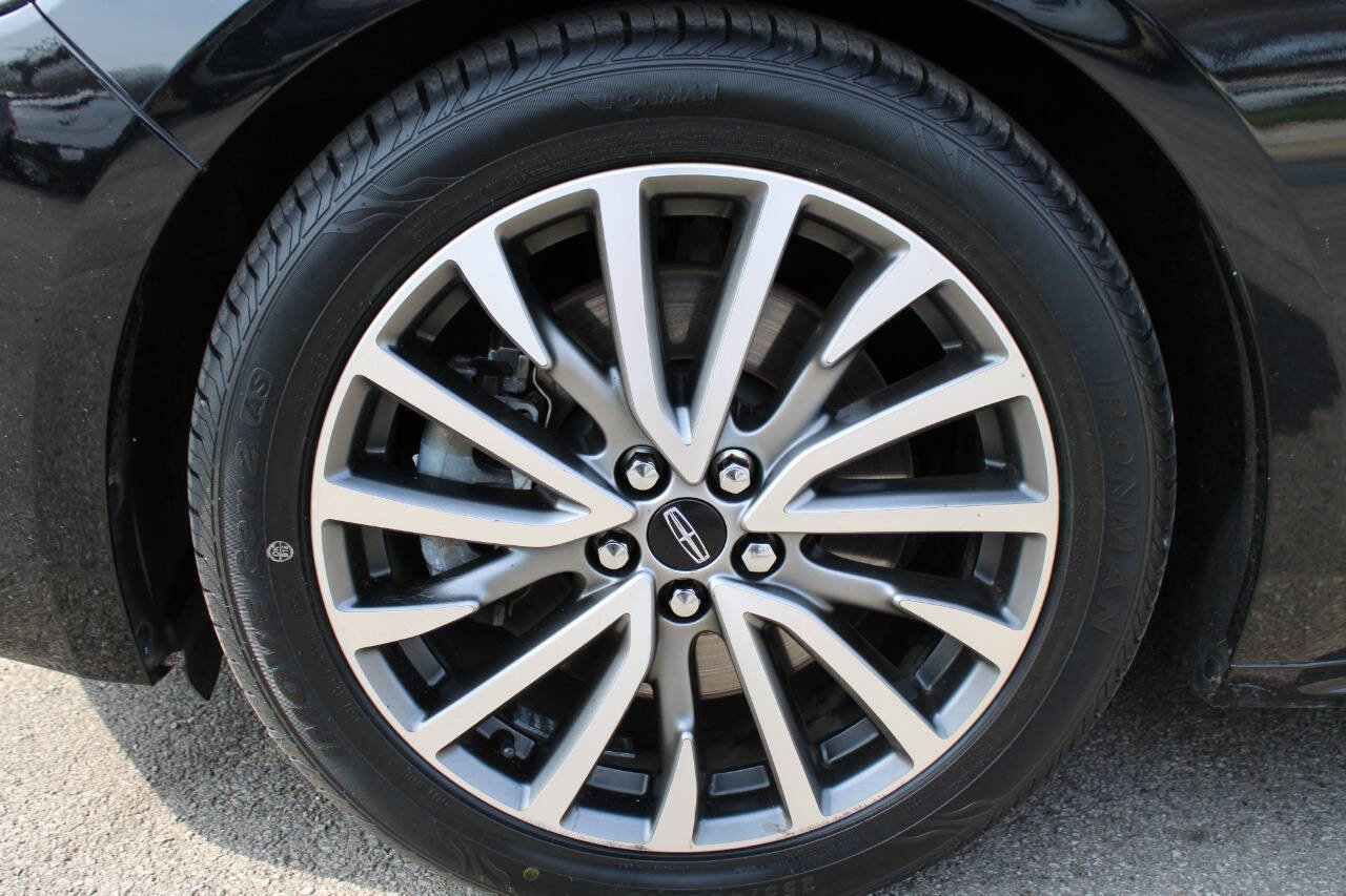 Used 2017 Lincoln Continental Select image 12