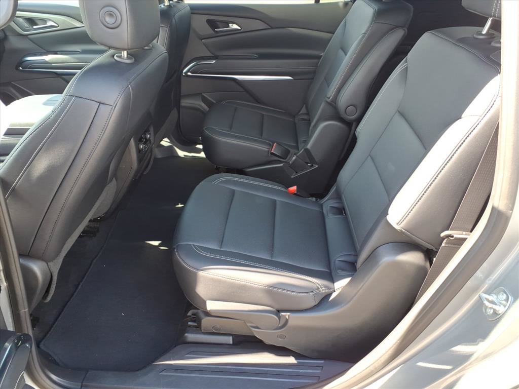 Used 2025 Chevrolet Traverse LT FWD image 13