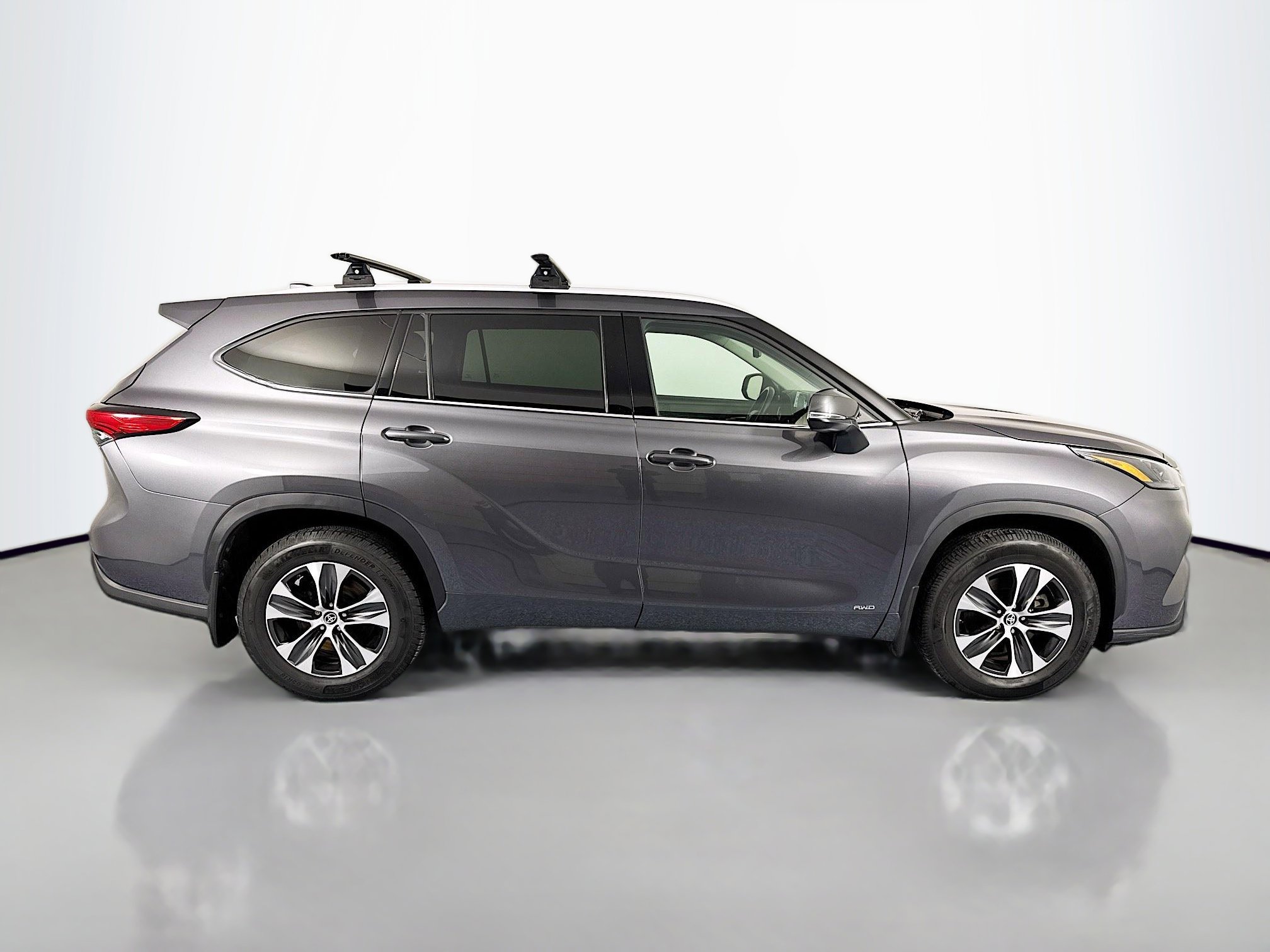 Used 2022 Toyota Highlander XLE image 4