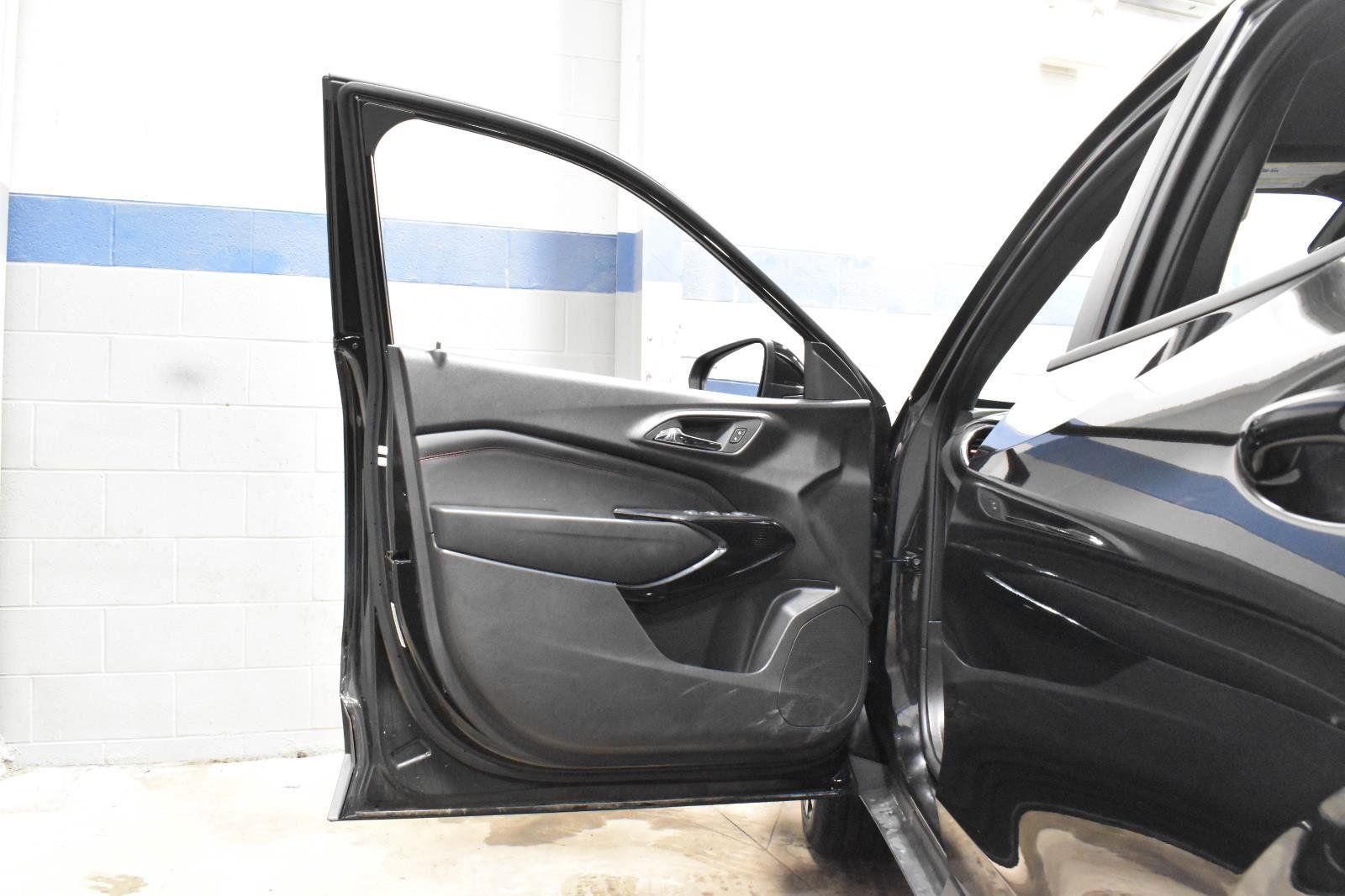 Used 2025 Chevrolet Trax RS image 9