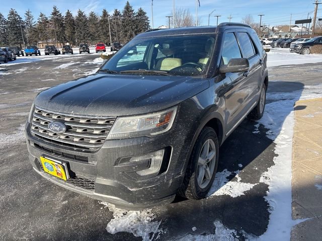 Used 2017 Ford Explorer XLT w/ Equipment Group 202A image 2