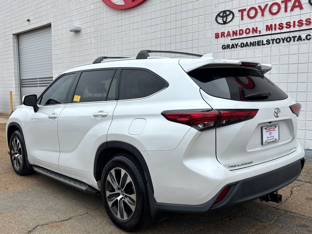 Used 2022 Toyota Highlander XLE image 3