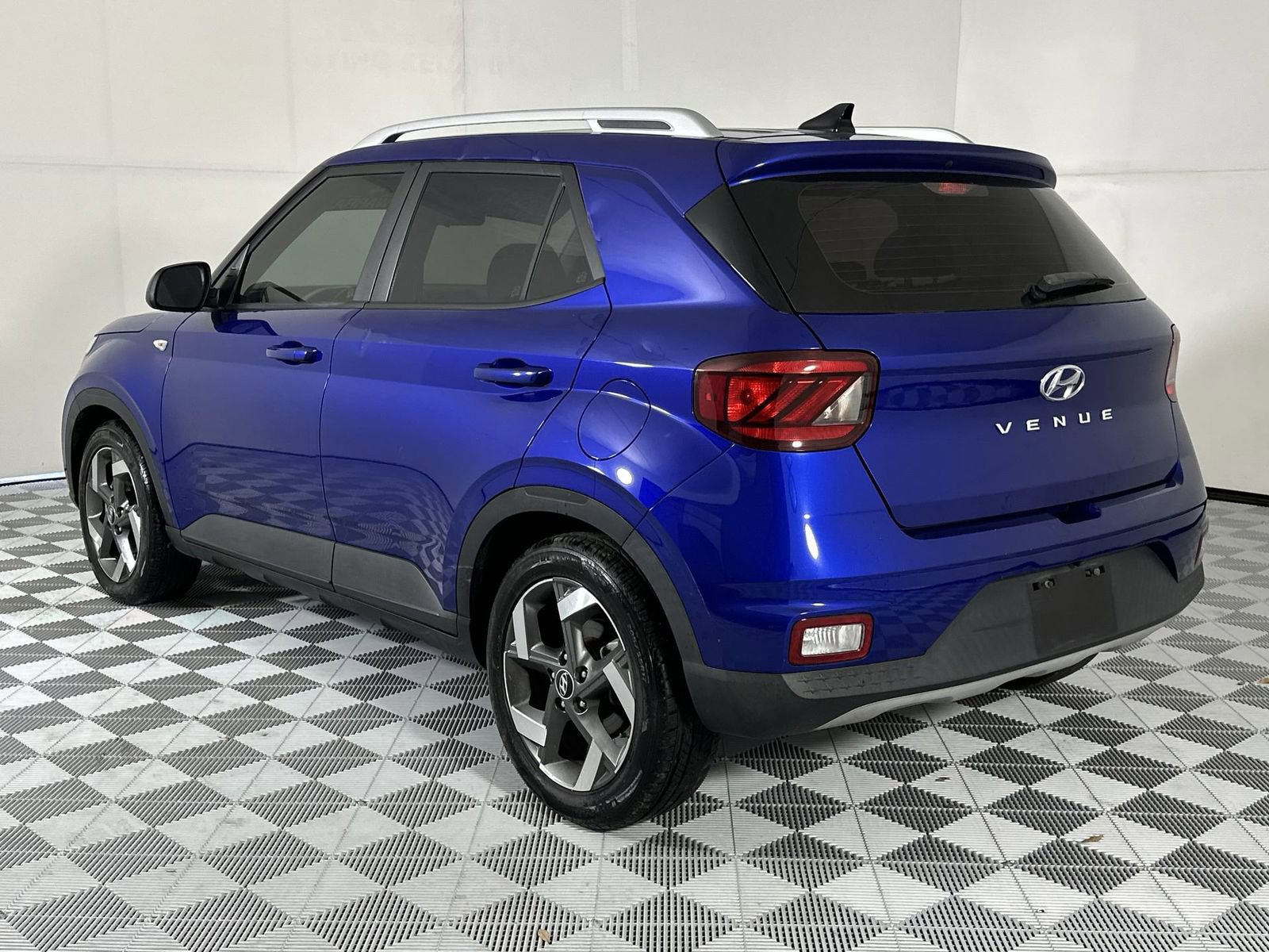 Used 2022 Hyundai Venue SEL FWD image 6