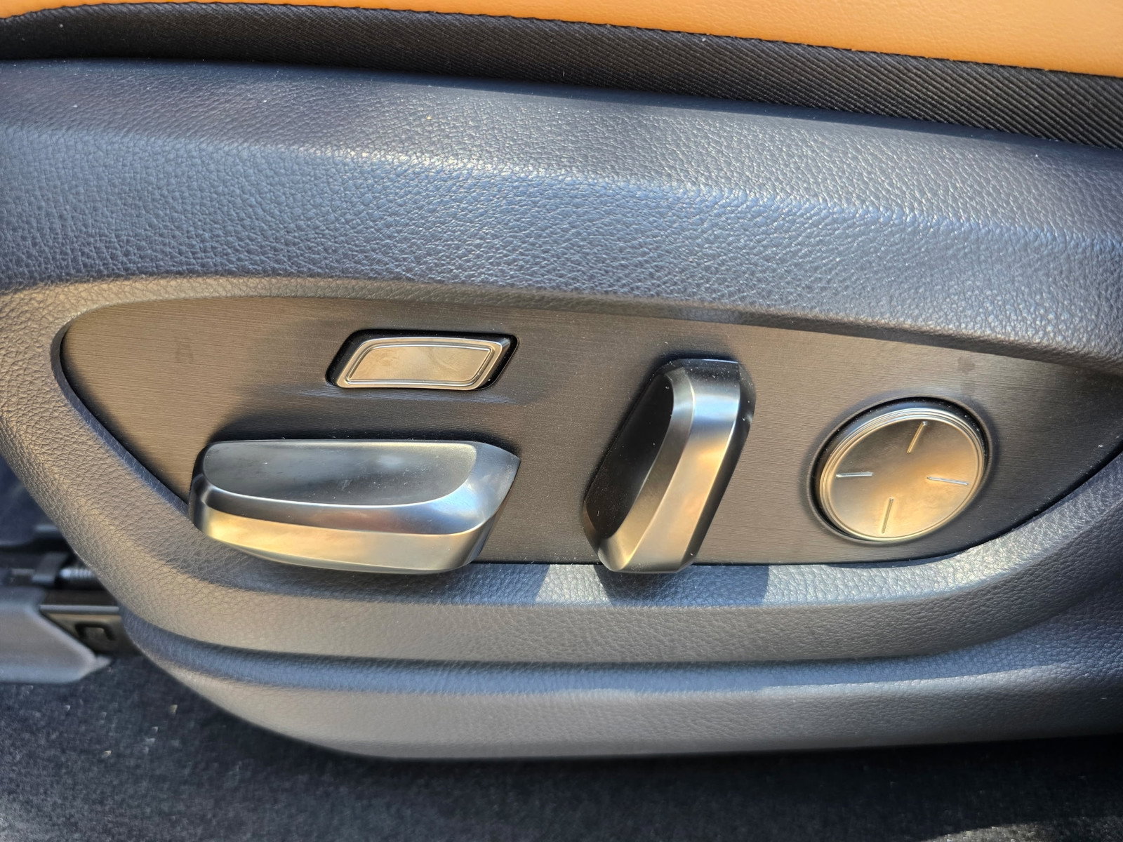 Used 2018 Bentley Bentayga AWD/4WD image 36