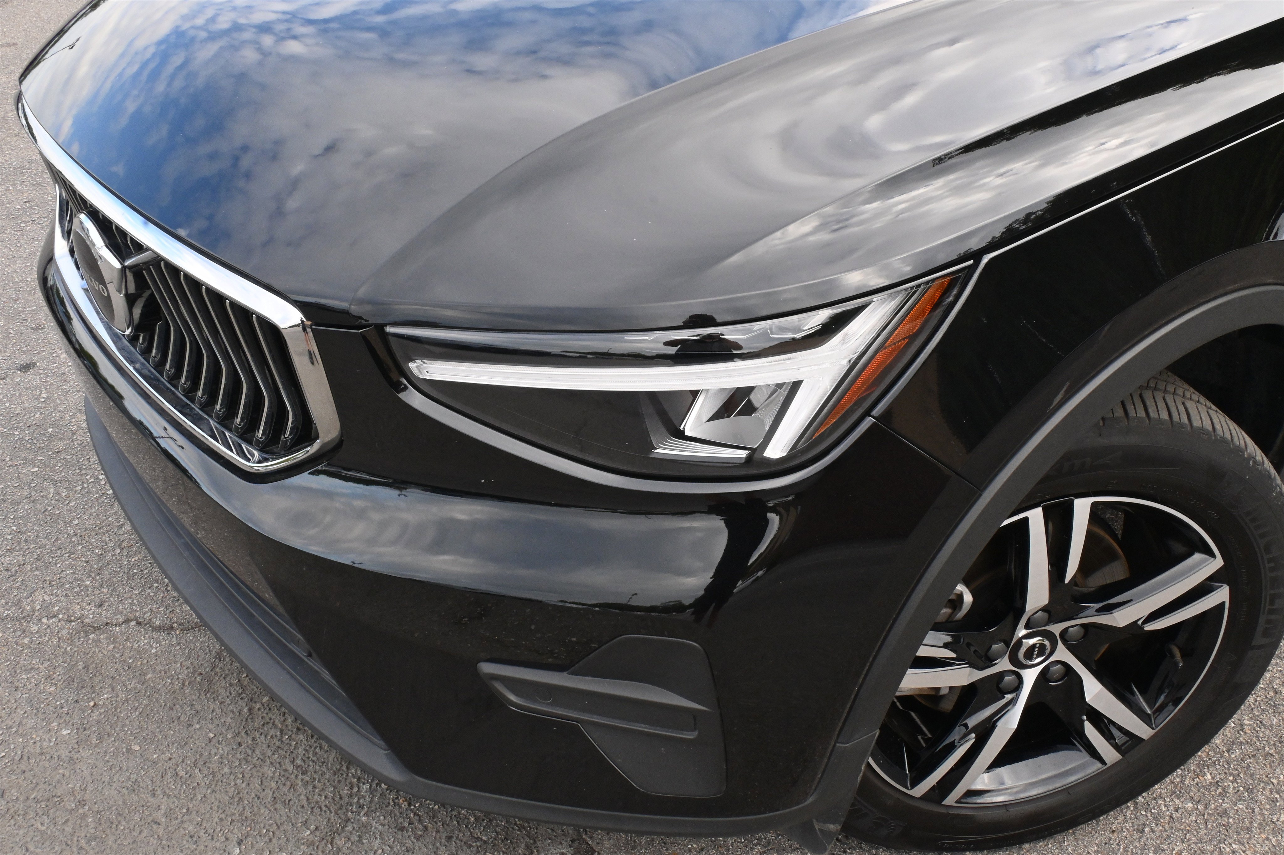 Used 2025 Volvo XC40 B5 Core image 13